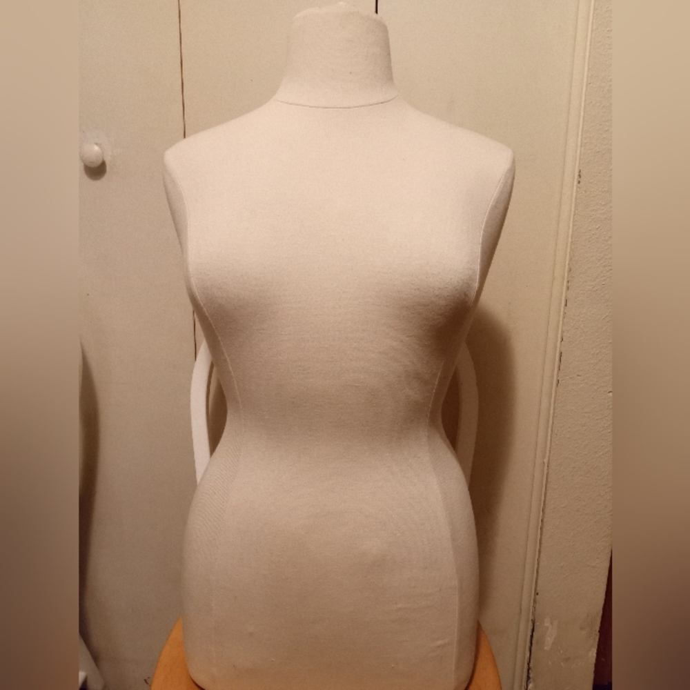 Women's plus size torso without stand